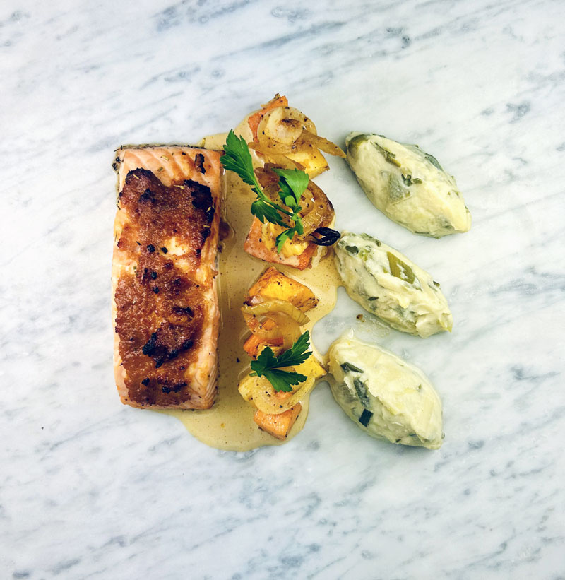 FILET DE LOTTE / SAUCE JAUNE AU LAIT COCO ET CURRY / PUREE POIREAUX / CAROTTES ET PANAIS (GF)