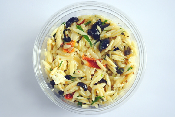 SALADE DE PATES ORZO / FETA / AMANDES / TOMATES SECHEES / OLIVES / CITRON (180g)