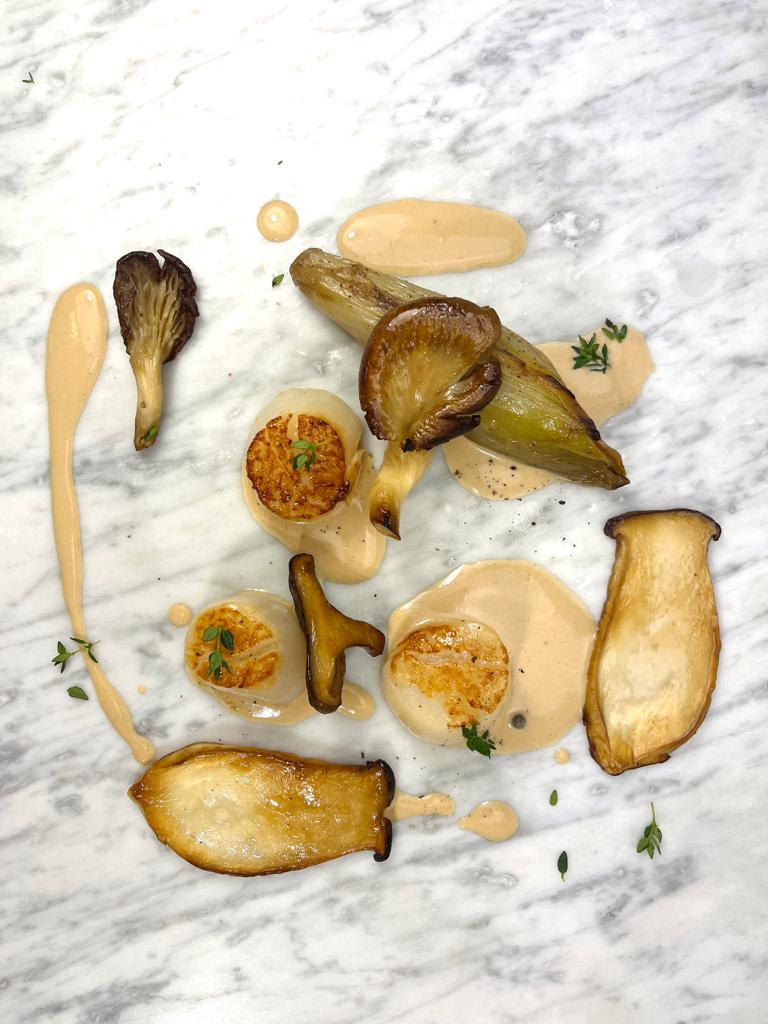 NOIX DE ST-JACQUES / CHICONS BRAISES / CHAMPIGNONS DES BOIS / SAUCE POIVRE - 1PERS
