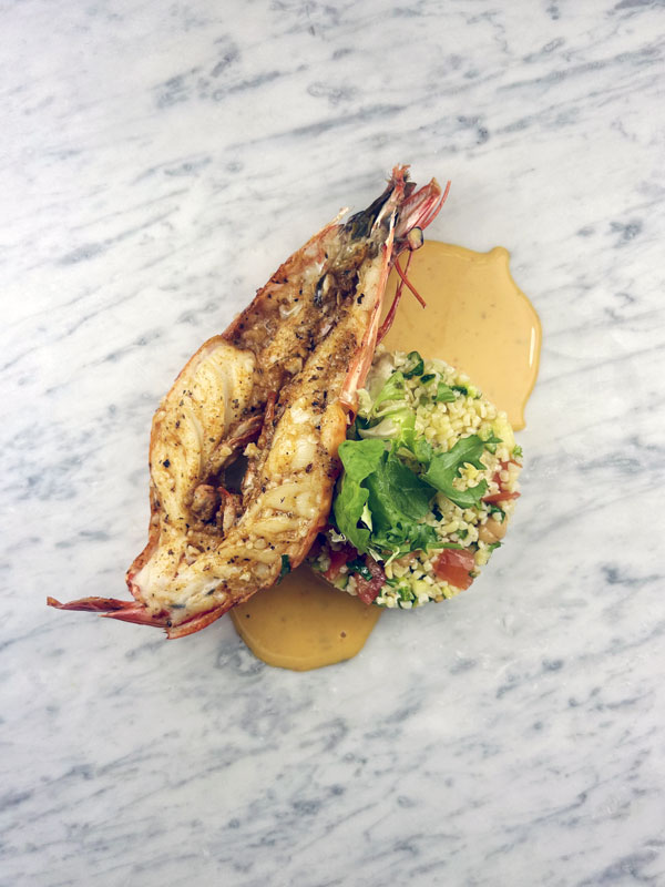 1 GRILLED GIANT PRAWN / BULGUR WHIT HERB / RED COCONUT MILK SAUCE (1 pers.)