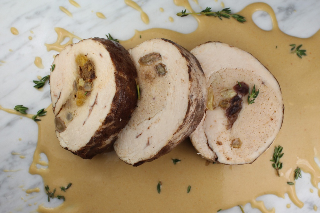 FARM TURKEY FILLET / WINTER FRUIT STUFFING / LIGHTLY CREAMY SAUCE (1 pers.)