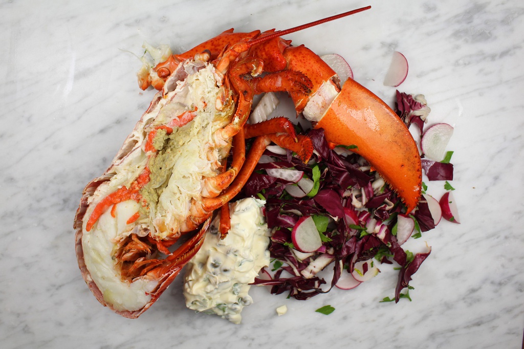 HALF LOBSTER "BELLEVUE" / HERB TARTAR SAUCE / GREEN SALAD (GF) - 1 PERS