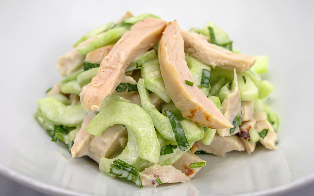 SALADE TIKKA AU POULET : POULET / CONCOMBRE / WASABI / VINAIGRETTE 