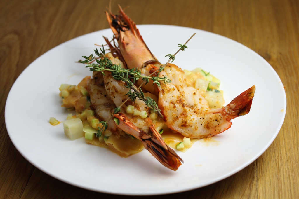 1 RAVIOLE OUVERTE DE GAMBAS / LAIT DE COCO / DUXELLES DE PETITS LÉGUMES