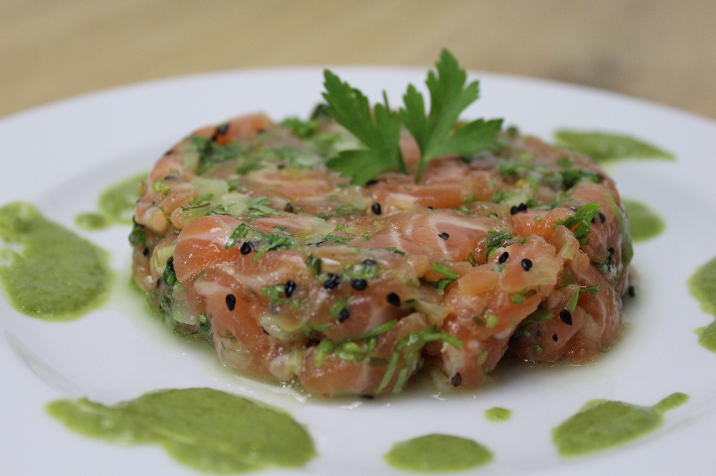 PLATTER -- SALMON TARTARE / CARDAMOM LEMON CREAM / CHIVES (4 pers.)