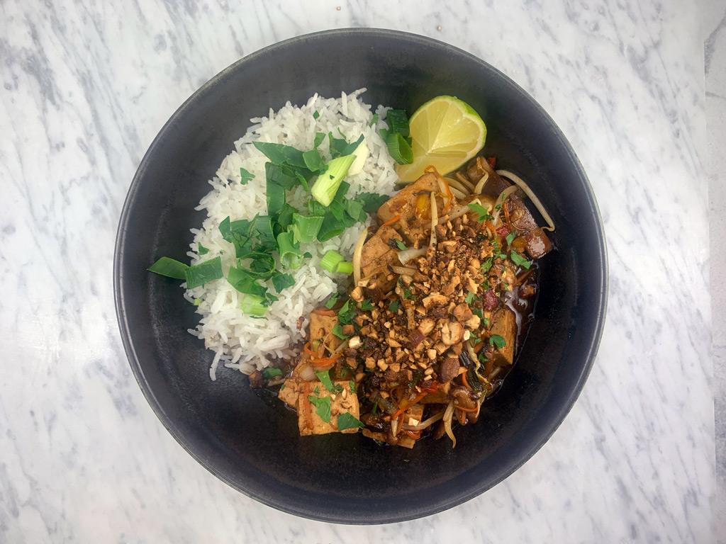 ANEMONE / PAD THAÏ AU TOFU ET LÉGUMES, RIZ BASMATI ET CORIANDRE