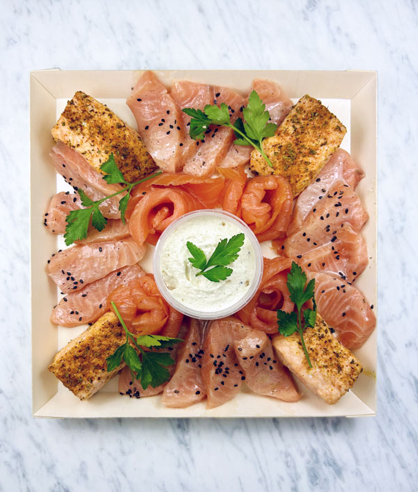 PLATTER -- TRIO OF SALMON (SMOKED - TIRADITO - HALF-COOKED) / HORSERADISH CREAM / HERB TARTARE (4 pers.)