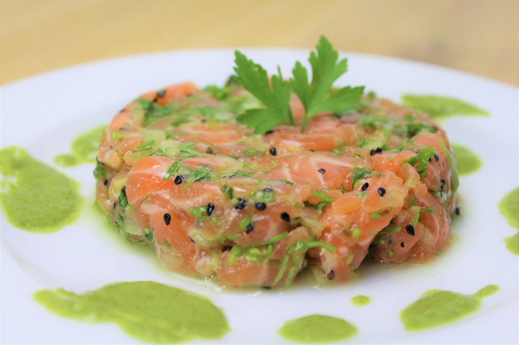 SALMON TARTAR/ WAKAME/ LIME 150G + ACC