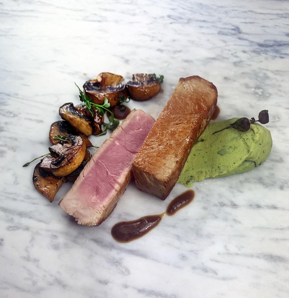 FILET DE VEAU / CHAMPIGNONS DE SAISON / PUREE AUX PETITS POIS / BASILIC