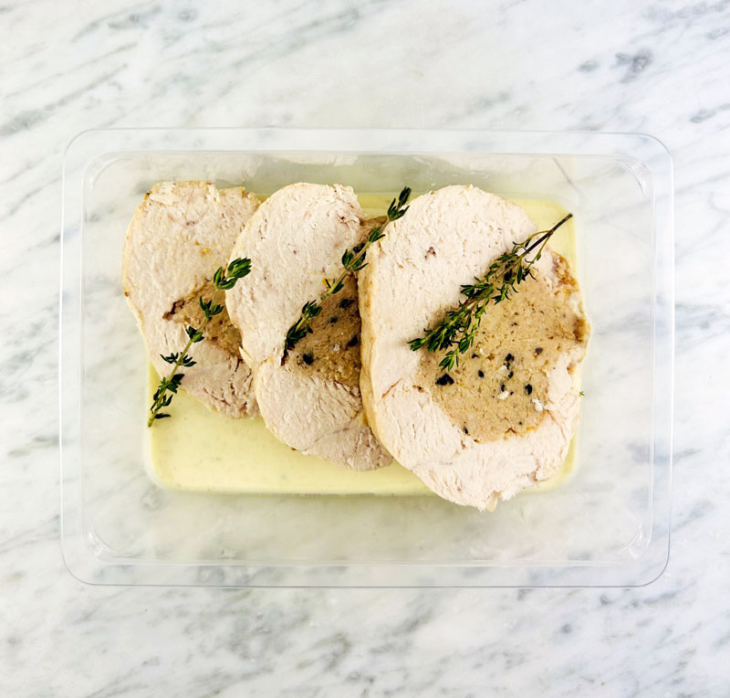 FILET VAN HOEVEKIP / VULLING MET KOOL EN KASTANJES / GROENE PETERSELIESAUS 