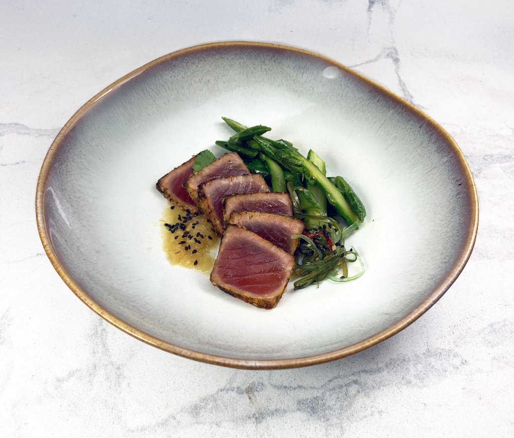 TONIJN TATAKI MET GEMBER / DOPERWTEN / GOENE ASPERGES / WAKAME