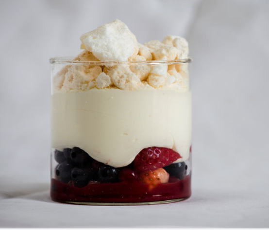 [8032 - 62 / FTK] PAVLOVA WITH RED FRUITS IN GLASS (+ deposit)