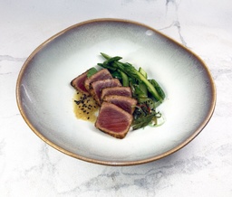 [9970 - 92 / FTK] TATAKI DE THON AU GINGEMBRE / POIS GOURMAND / ASPERGES VERTES / WAKAME